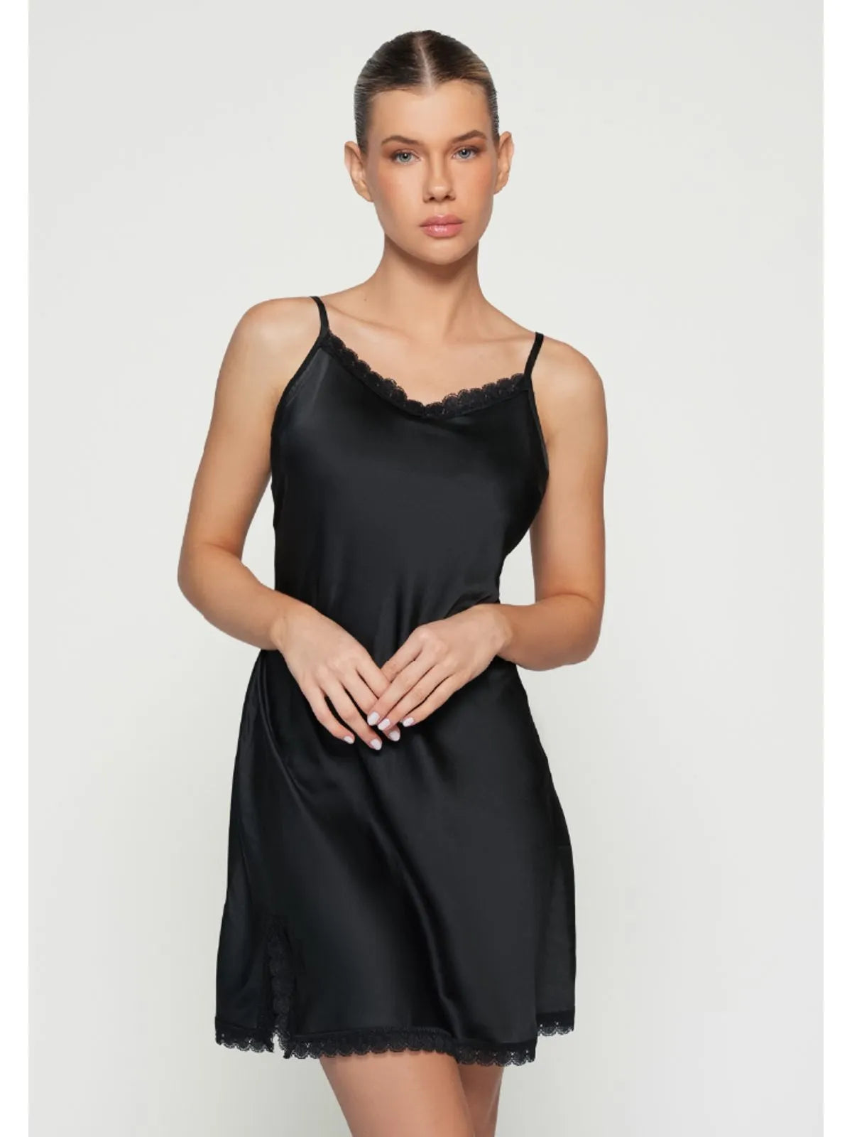 Pijama de satín negro tipo camisola, vista de frente