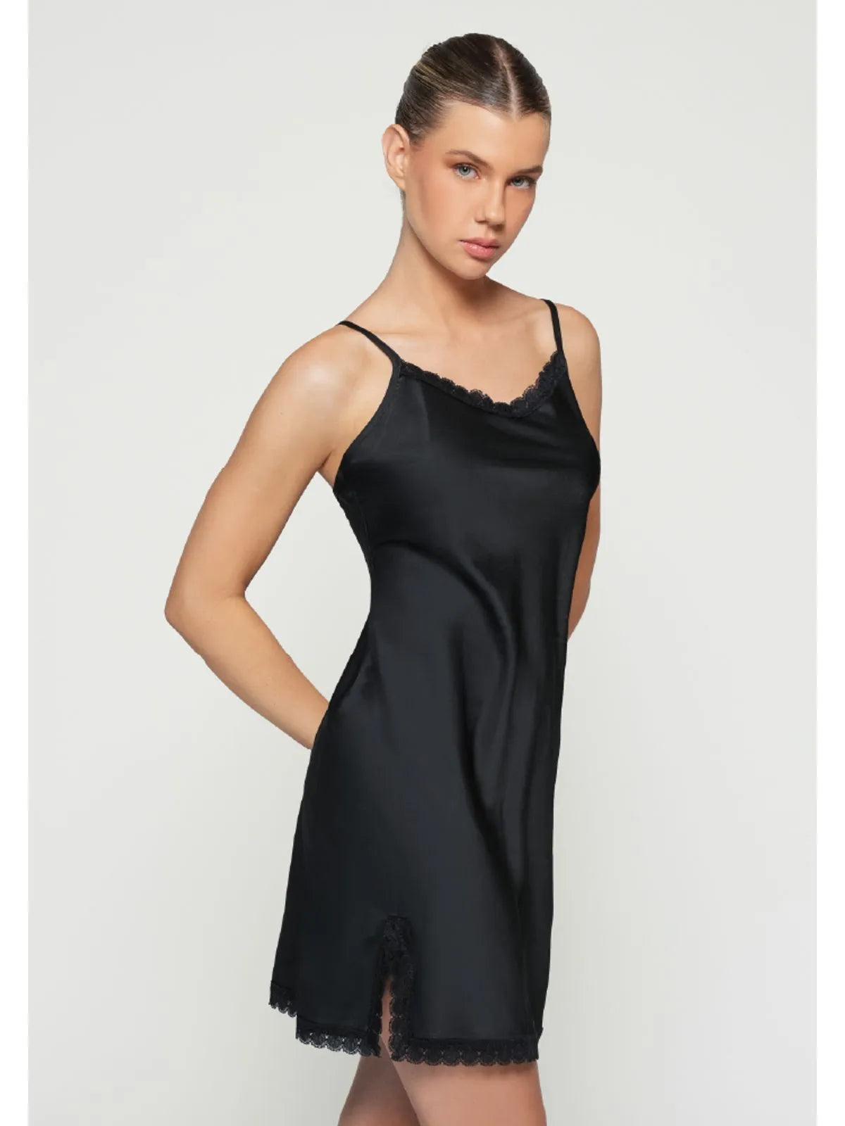 Pijama de satín negro tipo camisola, vista lateral con abertura de encaje