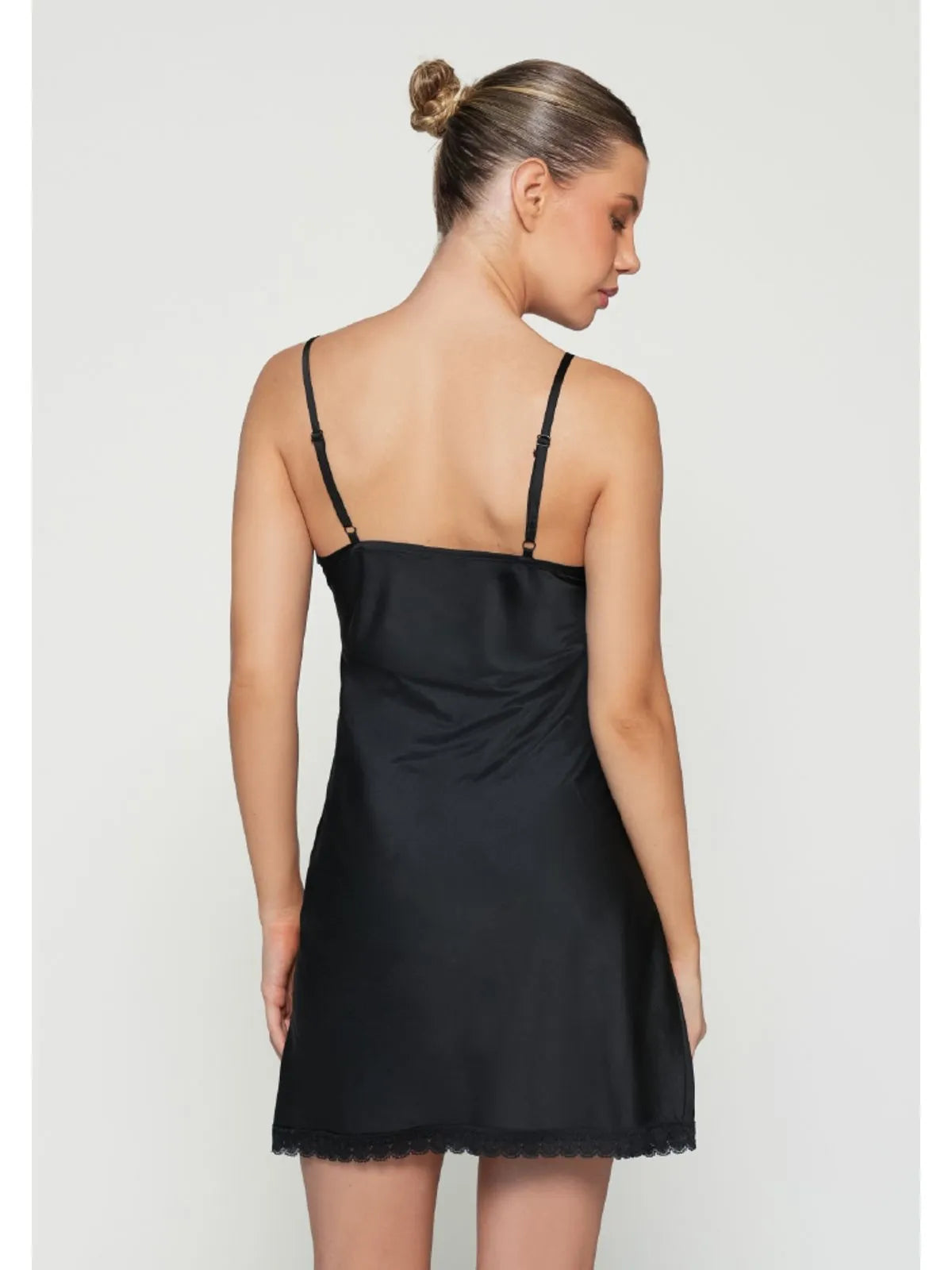 Pijama de satín negro tipo camisola, vista de espalda con tirantes ajustables