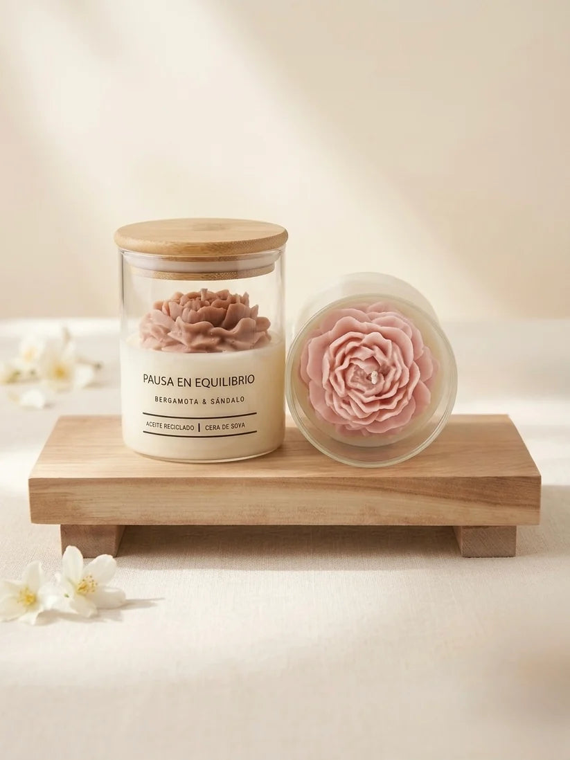 Vela de soya con flor rosada, aroma Pausa en Equilibrio, en frasco de vidrio con tapa de bambú
